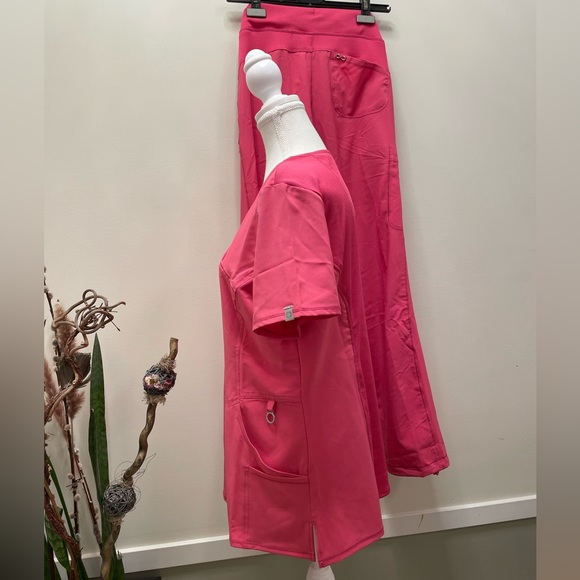 Cherokee Infinity Scrub TOP - Picture 3 of 10